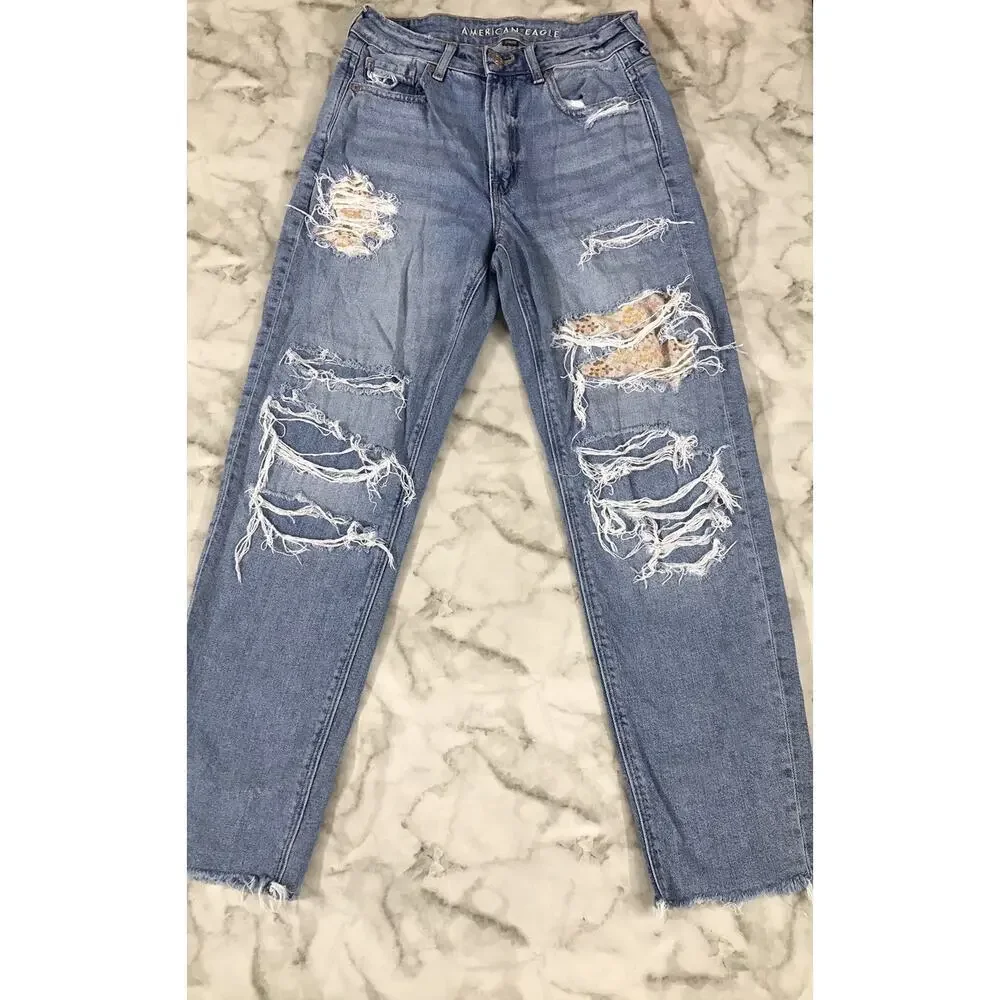Amerian Eagle High Waisted Mom Strigid Floral Patchwork Jeans 4 regular Distres